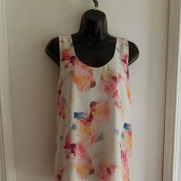 Dalia Collection | Pretty Floral Print Sleeveless Blouse - Picture 2 of 10